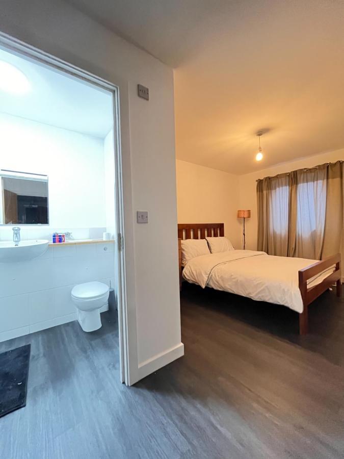 Spacious London Apartment 5 Min Walk To Leytonstone Underground Station And 5 Stops To Zone 1 ภายนอก รูปภาพ