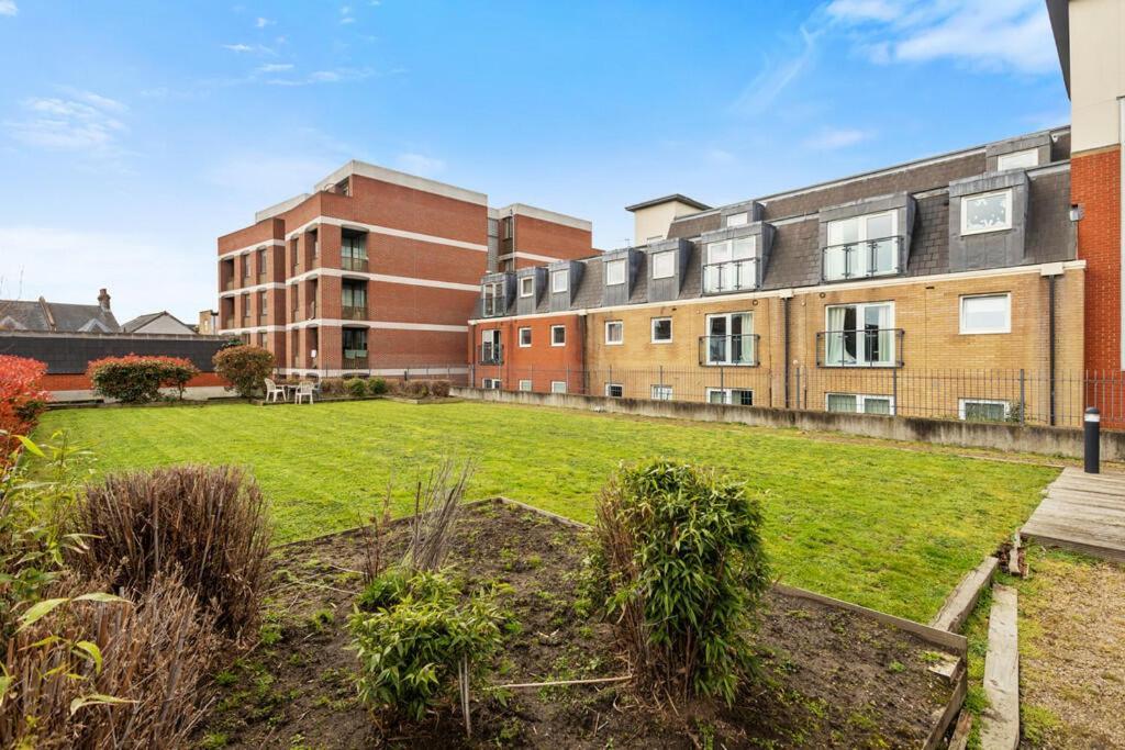Spacious London Apartment 5 Min Walk To Leytonstone Underground Station And 5 Stops To Zone 1 ภายนอก รูปภาพ